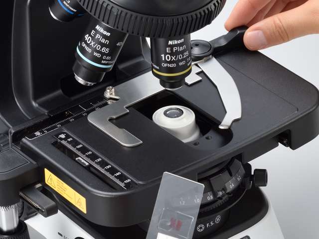 ニコン生物顕微鏡 ECLIPSE Si 操作しやすいコンパクトステージ